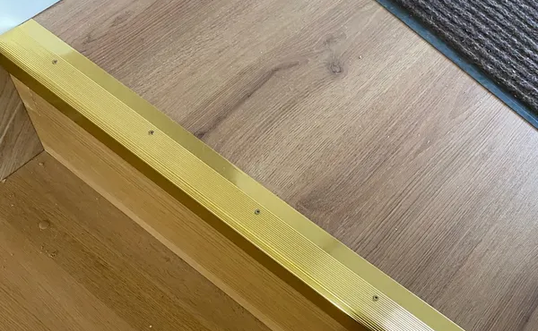 Порог угловой ПУ 02.2700.052 0,9 м Ель дымчатая