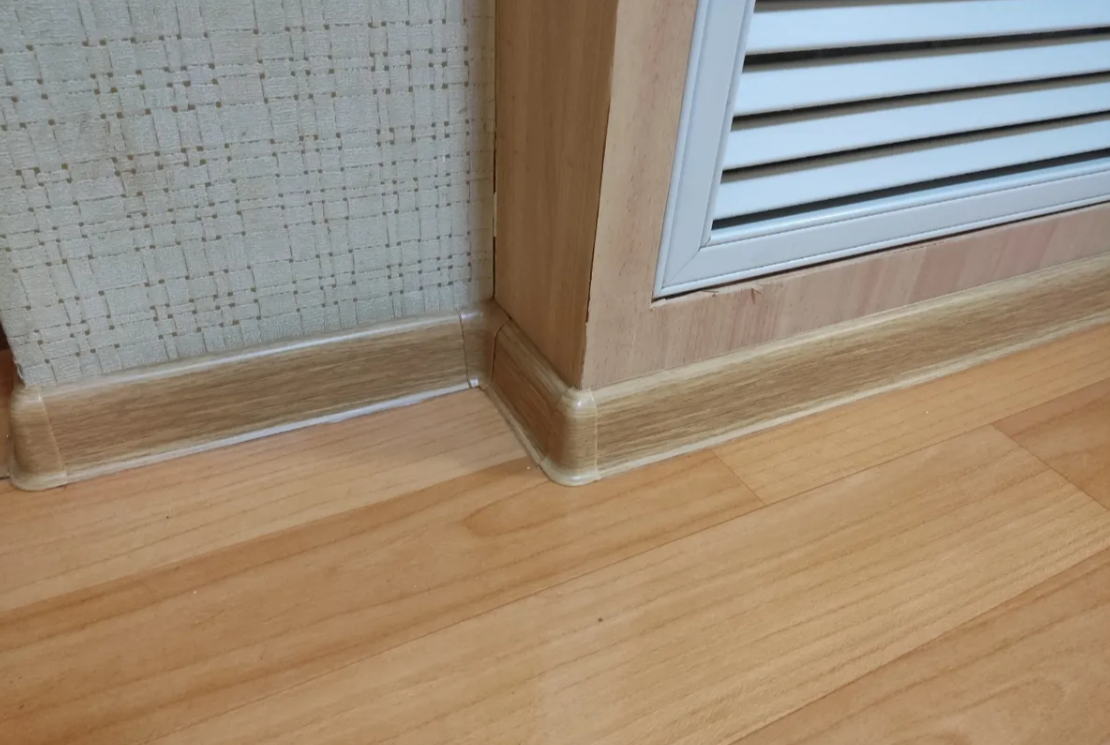 Плинтус ПВХ с кабель-каналом Рико Лео 102 Ольха серая