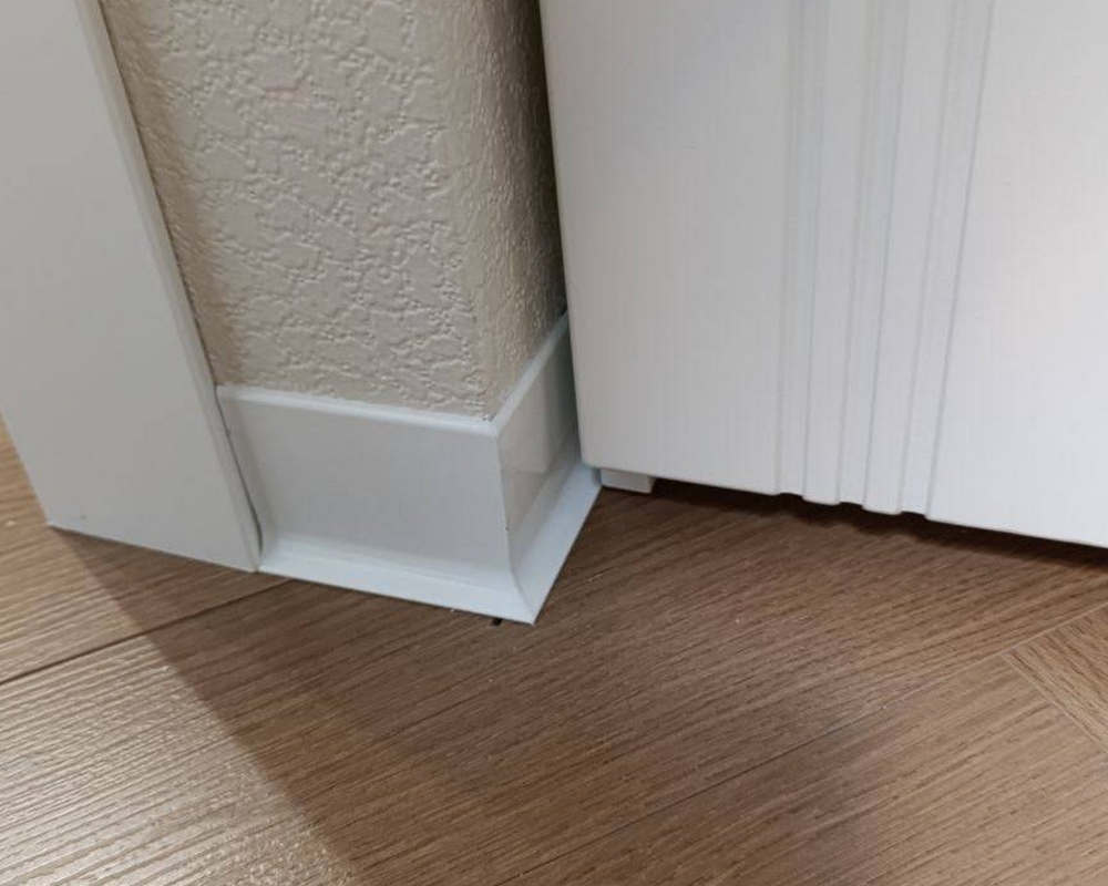 Алюминиевый плинтус AKBD40-SW 2,5м Муар белый