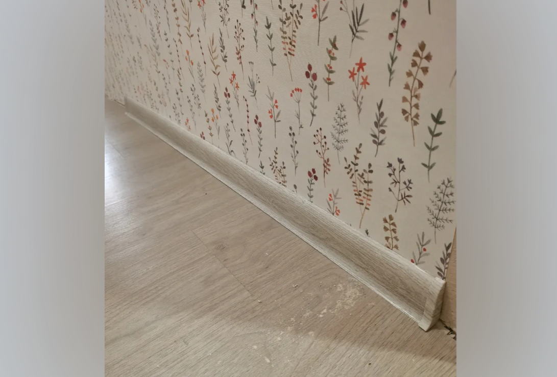 Плинтус ПВХ Идеал Классик 70мм 2,2м 253 Ясень серый