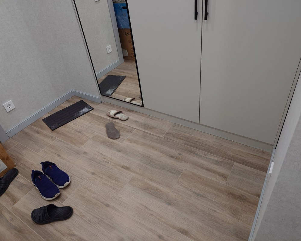 Плинтус из полистирола высокой плотности HI WOOD B100 98мм х 13мм х 2,0м.