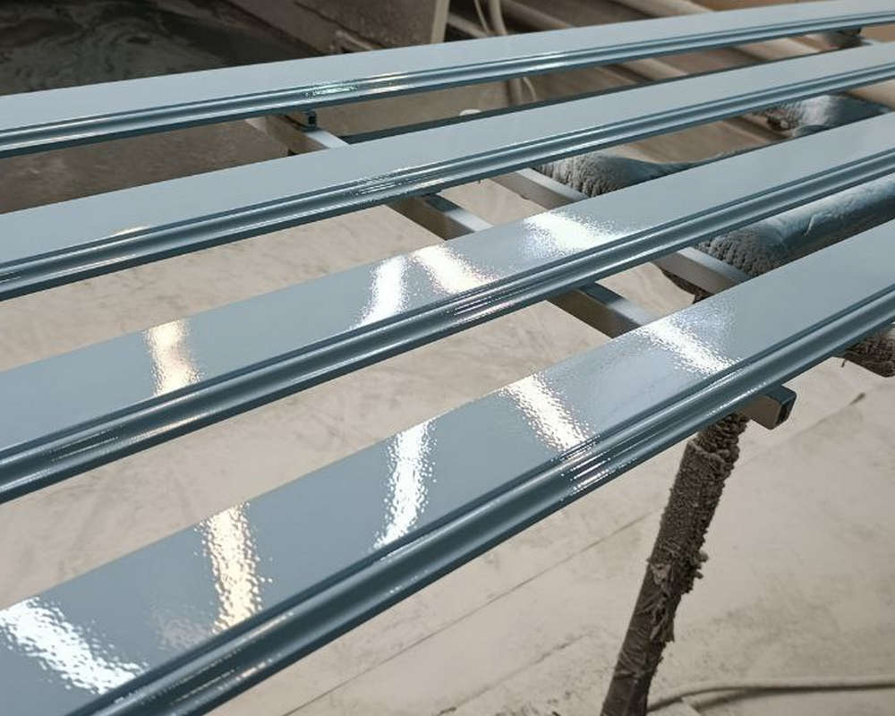 Плинтус ПОЛИСТИРОЛ HI WOOD B97 97мм х 15мм х 2,0м. Окраска включена в стоимость