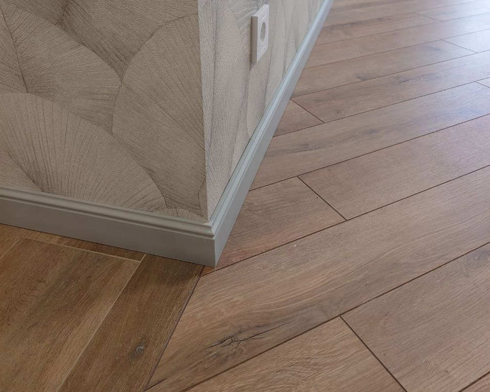 Плинтус ПОЛИСТИРОЛ HI WOOD B97 97мм х 15мм х 2,0м. Окраска включена в стоимость