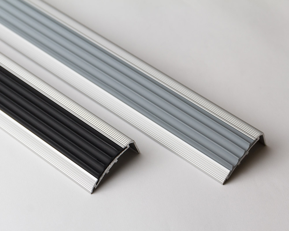 Порог угловой ПУ 71.1800.01лч Анод серебро