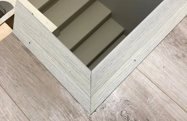 Порог угловой ПУ 02.2700.052 0,9 м Ель дымчатая